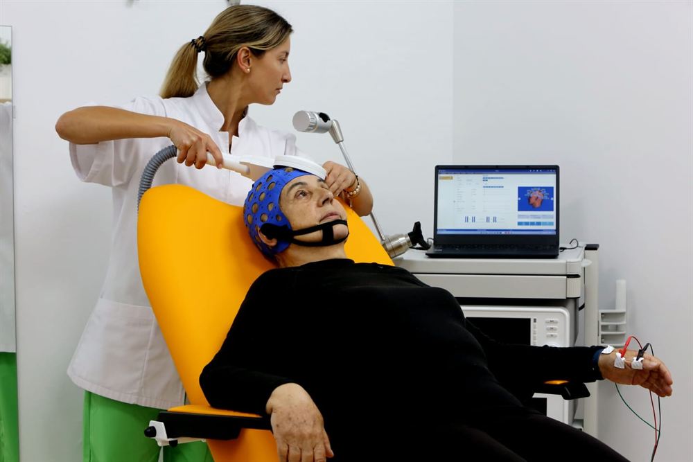 Paciente recibiendo estimulación magnética transcraneal