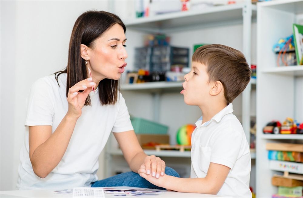 Fonoaudióloga en sesión con un niño