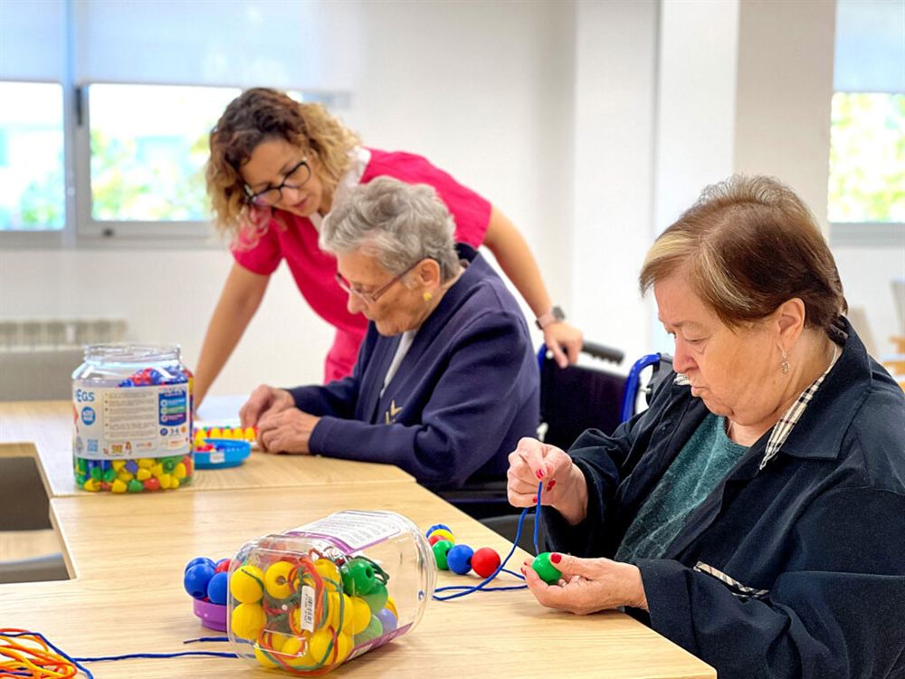 Terapeuta ocupacional trabajando con adultos mayores